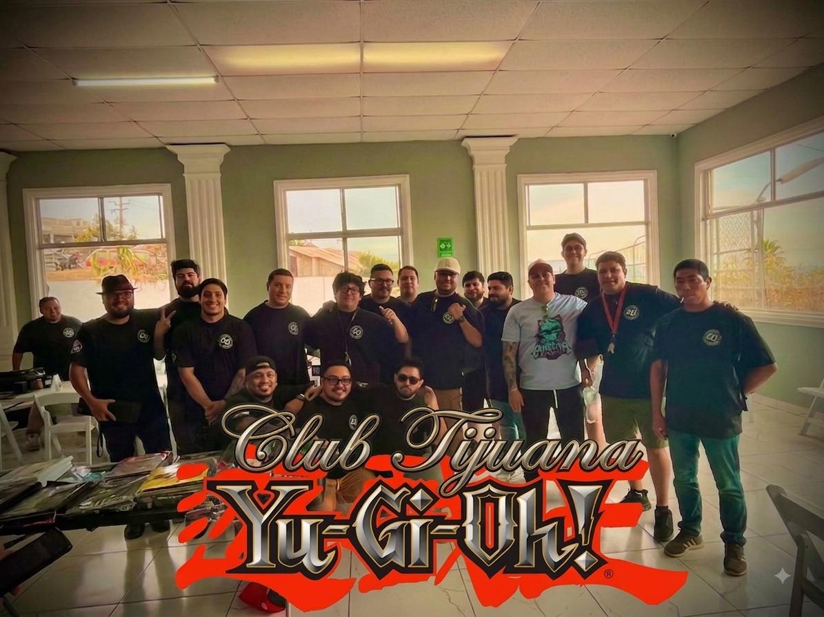 Integrantes del Club Yu-Gi-Oh! Tijuana usando la playera oficial